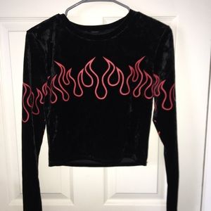 🎀Black and red faux velvet crop top🎀